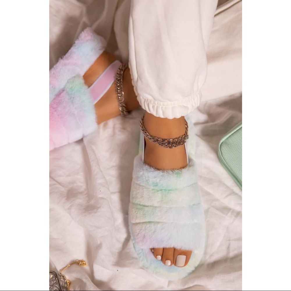 🆕 Light Rainbow Tie Dye Faux Fur Slipper